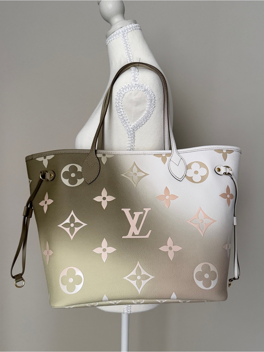 Louis Vuitton Neverfull Monogram Giant Spring in the City MM Sunset Khaki